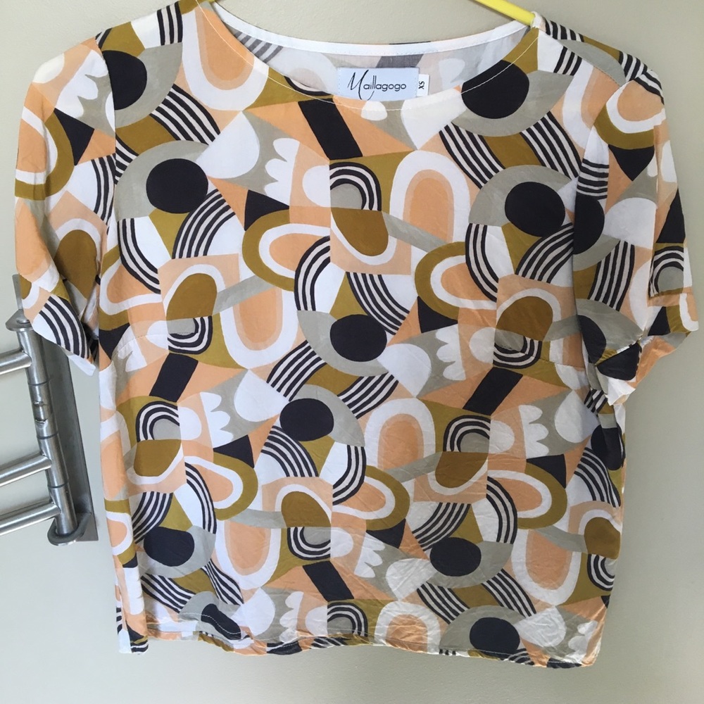 Beautiful Maillagogo top! Pratically new. Need Space!